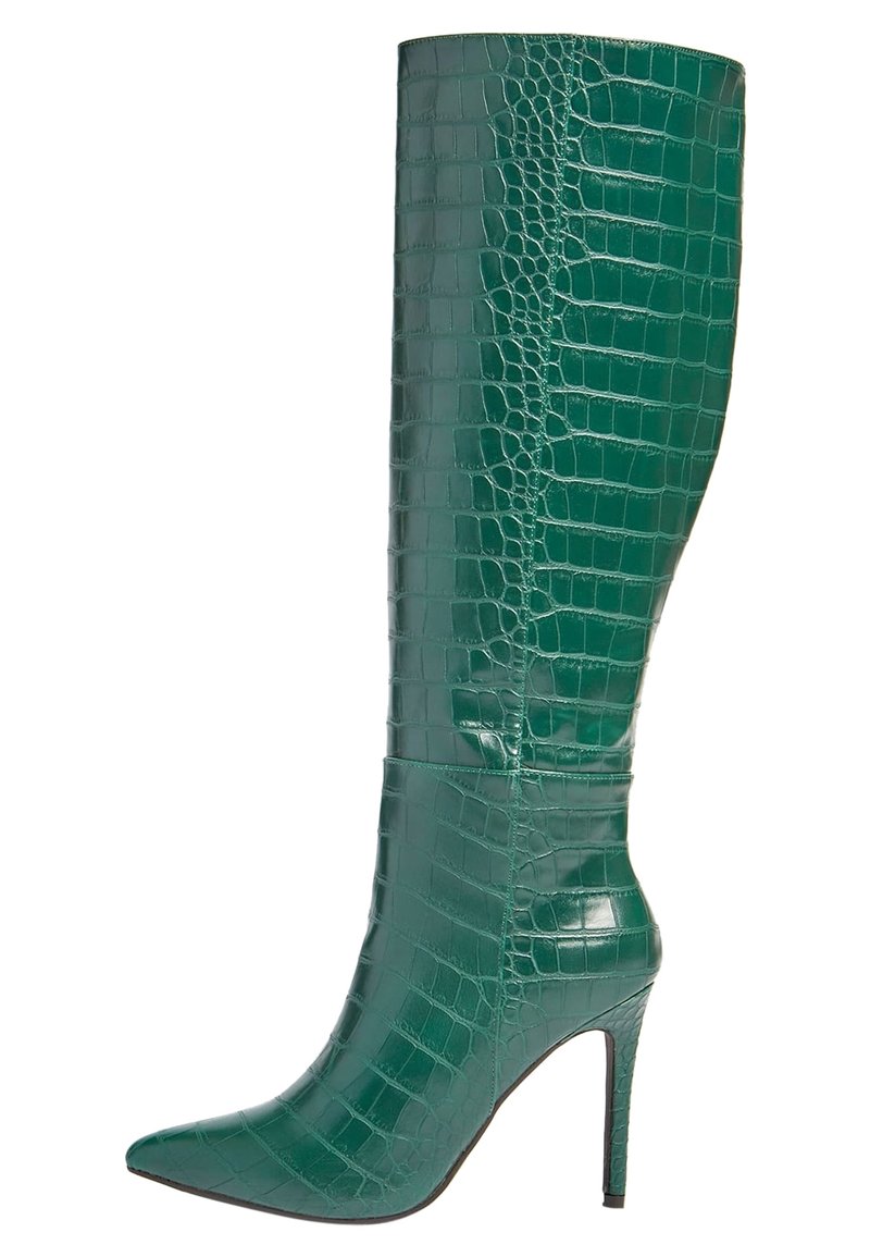 Bota de tacón alto verde hecha de un material brillante y con patrón de cocodrilo; puntera puntiaguda; diseño ajustado; caña alta que se extiende hasta la rodilla.