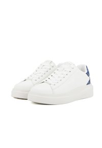 Λευκά παπούτσια τύπου low-top με κορδόνια στο μπροστινό μέρος και μπλε υφασμάτινες λεπτομέρειες στη φτέρνα, τοποθετημένα δίπλα-δίπλα σε λευκό φόντο.