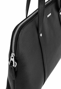 Czarna skórzana torebka z teksturowaną powierzchnią, srebrnym zamkiem błyskawicznym i metalowymi akcentami. Posiada podwójne uchwyty i minimalistyczny design.