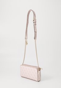 Borsa rettangolare rosa chiaro realizzata in materiale testurizzato, con una tracolla in catena color oro e chiusura con doppia zip. Motivo con logo su tutta la superficie.