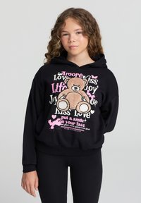 Felpa nera con grafica di un orsetto di peluche, circondata da testo in rosa e bianco. Tessuto morbido con una vestibilità comoda e tasca a marsupio.