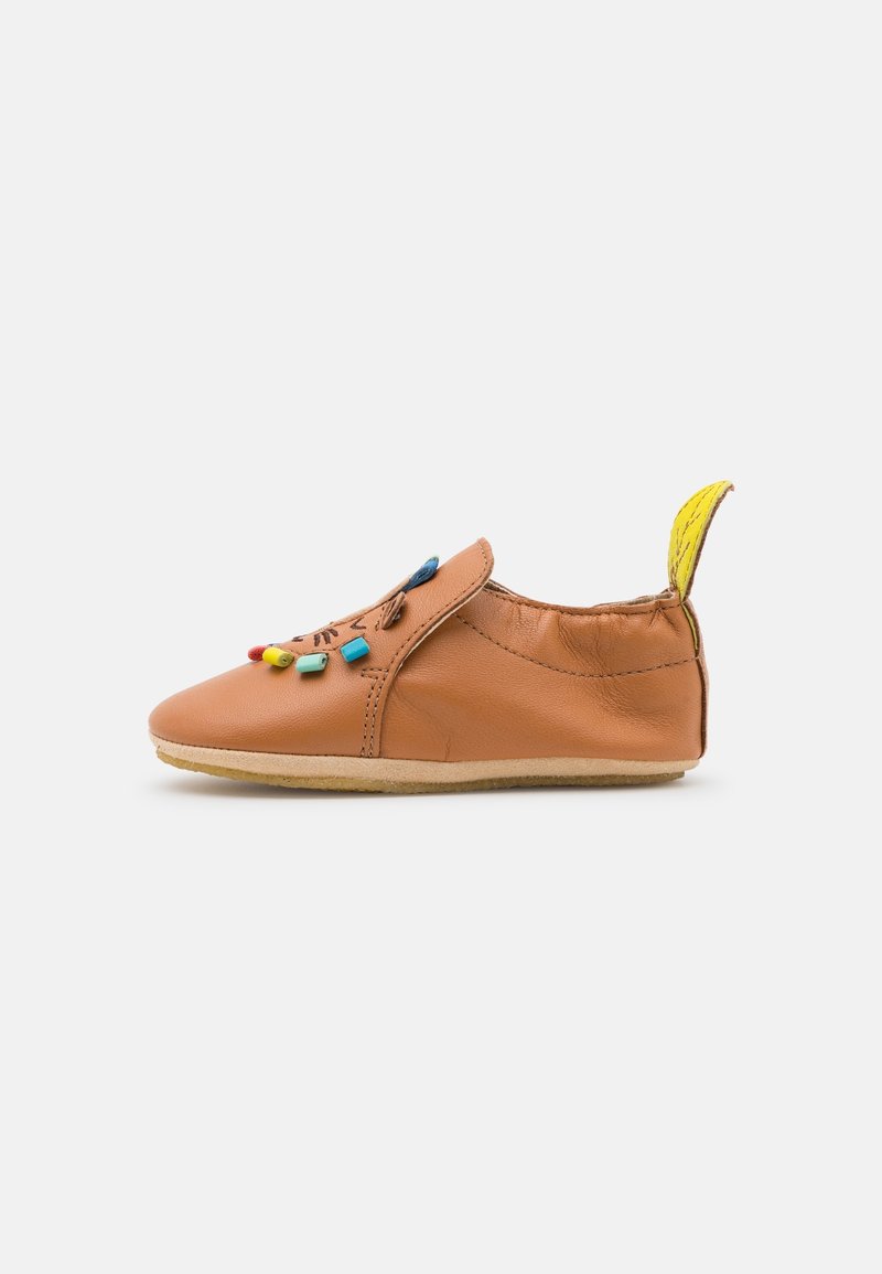 Chaussure en cuir marron avec bout arrondi, ouverture élastique, accent jaune sur le talon et perles décoratives colorées à l'avant. Semelle souple.