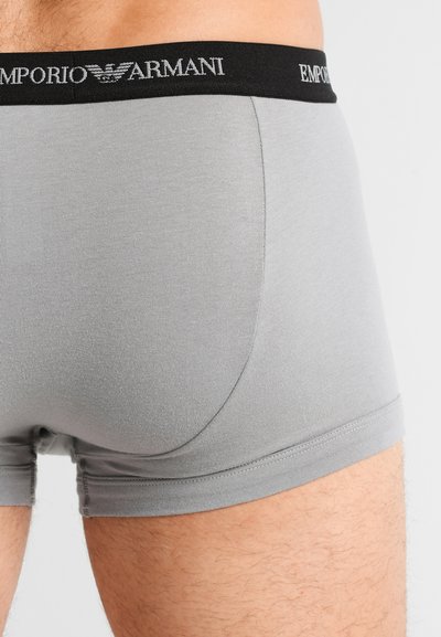 Boxeri scurți pentru bărbați din bumbac gri, cu un brâu elastic negru ce poartă logo-ul "Emporio Armani". Textură netedă, design ajustat și spate fără cusături.