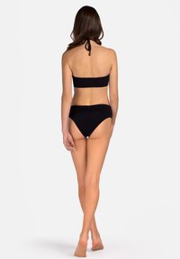 Czarny zestaw bikini z bandeau i wysokim stanem, wykonany z gładkiego materiału o teksturowanym wykończeniu. Akcenty obejmują wiązanie z tyłu.