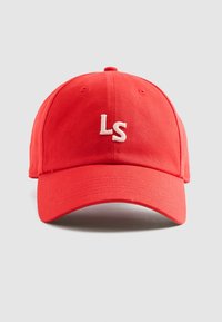 Rode katoenen baseballcap met een gestikte witte "LS" logo op de voorkant, met een gebogen klep en een verstelbare achterband voor een goede pasvorm.