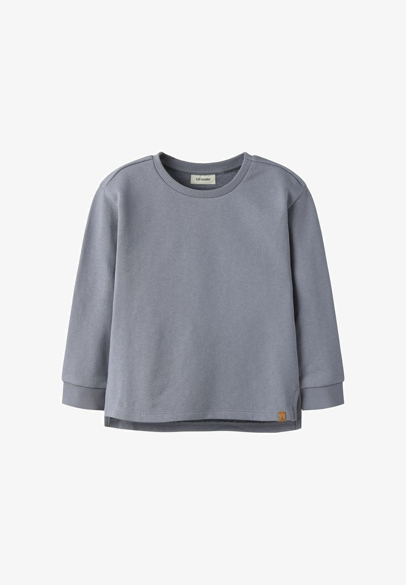 Langermet, lysegrå crewneck-genser med ribbede mansjetter og en liten brun merkelapp nær nederkanten på venstre side.