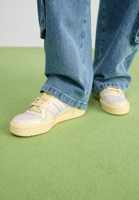 FORUM - Tenisice - warm vanilla/putty mauve/easy yellow