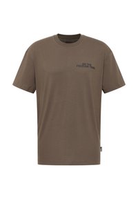 Olijfgroene katoenen t-shirt met korte mouwen, ronde halslijn en "ON THE FREEDOM TRAIL" gedrukt in donkerblauw op de linkerborst.