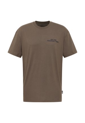 T-shirt en coton vert olive à manches courtes, col rond, avec "SUR LE CHEMIN DE LA LIBERTÉ" imprimé en bleu foncé sur le côté gauche de la poitrine.