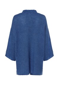 Modrý pletený svetr s volným, oversize střihem, širokými rukávy a texturovaným vzorem. Výstřih je kulatý se subtílním žebrovaným detailem.