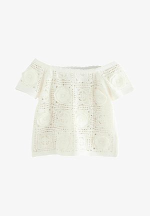 Haut en crochet blanc dénudé des épaules avec des panneaux carrés à motifs floraux, un col festonné et des manches courtes.