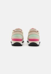 Sneakers con una parte superiore in rete beige e menta, accenti rosa sul tallone e sulla suola, dotati di una intersuola ammortizzata e di una suola esterna in gomma testurizzata.