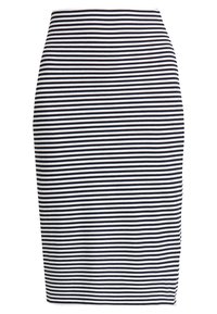 Pásec s vertikálním černobílým pruhem, který se vyznačuje prošívanou texturou, slim fit střihem a délkou ke kolenům s detailem bočního rozparku.