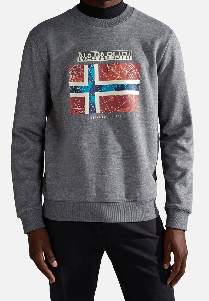 Sudadera gris con un estampado gráfico de la bandera noruega, acentos coloridos, puños acanalados y cuello redondo.
