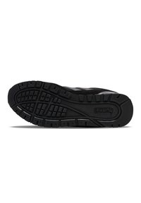 Scarpa sportiva nera con suola in gomma testurizzata, caratterizzata da scanalature di trazione a motivo e un sottile logo Hummel. Design leggero con accenti in suede.