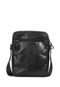 Czarna skórzana torba na ramię o prostokątnym kształcie, z przednią kieszenią na zamek i regulowanym paskiem. Gładka tekstura z subtelnym połyskiem.