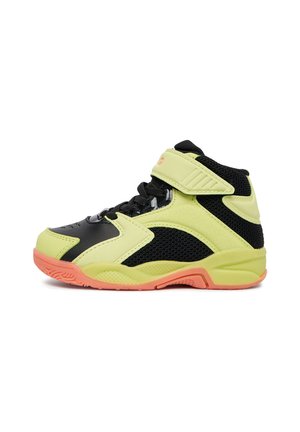 Chaussure de sport montante avec mesh noir, surcouches synthétiques jaunes, lacets noirs, bride jaune et semelle en caoutchouc rose.