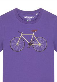 Paarse t-shirt met een afbeelding van een lichtgele fiets met een bruin zadel, zwarte wielen en geometrische spaken.