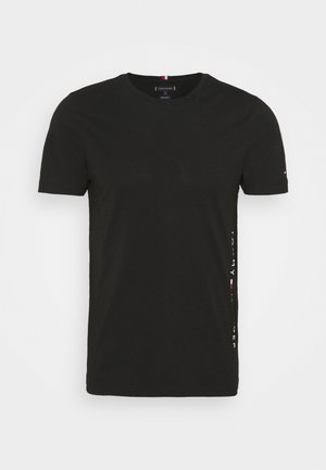 Zwart T-shirt met korte mouwen en ronde hals, met een klein Tommy Hilfiger-logo op de zijkant en mouw, afgebeeld op een effen witte achtergrond.