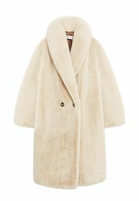 Long manteau beige en fausse fourrure avec un large col et une fermeture à double bouton, présenté sur fond blanc.