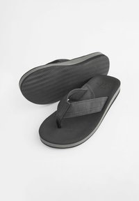 Sorte flip-flops med en tekstureret gummisål, brede stropper og en rund fodseng. Stroppene har et subtilt mønster og et elegant design.