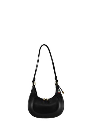 Schwarze Lederschultertasche mit goldenen Reißverschlüssen, verstellbarem Riemen und kleinem italienischen Flaggenanhänger in der Nähe des Reißverschlusses auf weißem Hintergrund.