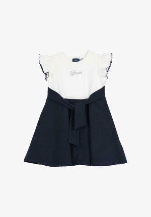 Vestito bianco e blu navy a maniche corte con maniche arricciate, scritta "Glam" in strass sul corpetto bianco e fiocco in vita blu navy.