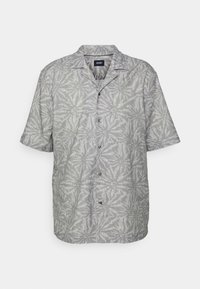 Koszula z krótkim rękawem na guziki w jasnoszarym kolorze z tropikalnym wzorem liści. Wykonana z miękkiej tkaniny, z luźnym kołnierzem i pięcioma guzikami.