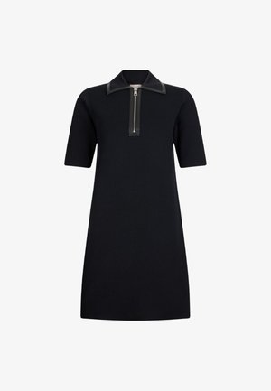 Abito nero con maniche corte, colletto con zip e superficie liscia. Design semplice e silhouette dritta. Realizzato in tessuto elastico.