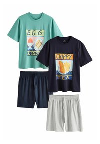 Dwie koszulki i dopasowane spodenki; zielona koszulka z wzorem jajka i żołnierzy, granatowa koszulka z wzorem ryby z frytkami, granatowo-szare spodenki.