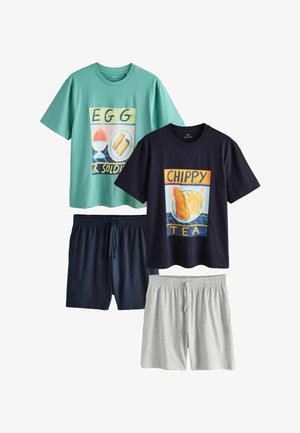 Zwei T-Shirts und passende Shorts; grünes Shirt mit Ei-und-Soldaten-Design, marineblaues Shirt mit Fish-and-Chips-Design, marineblaue und graue Shorts.