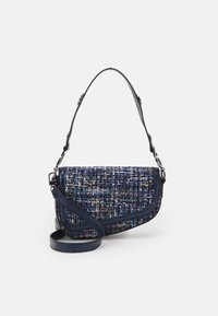 Sac à épaule en tweed avec une bandoulière en cuir bleu marine. Texture tissée multicolore avec des accents, présentant un fermoir et un détail du logo de la marque.