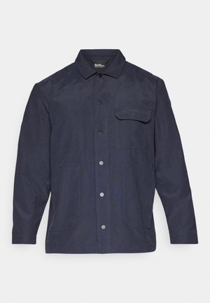 Marineblaue Jacke aus strapazierfähigem Stoff, mit einem Kragen, Knopfverschluss und zwei vorderen Taschen sowie einer kleinen Brusttasche.
