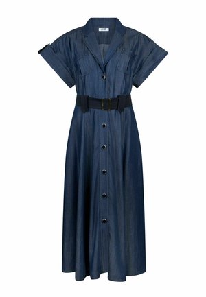 Vestito midi in denim blu scuro con maniche corte, chiusura frontale con bottoni, due tasche sul petto, ampia cintura nera con fibbia in vita.