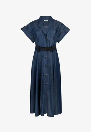 Donkerblauwe denim midi-jurk met korte mouwen, knoopsluiting aan de voorkant, twee borstzakken, brede zwarte riem met gesp in de taille.