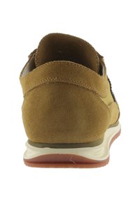 Scarpa atletica in suede marrone con tallone imbottito, accenti testurizzati e una suola in gomma bianca e marrone. Presenta un design a profilo basso.
