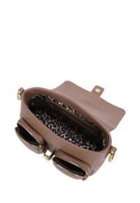 Borsa in pelle marrone con texture, hardware dorato, due tasche esterne con zip e rivestimento interno in stampa leopardo. La chiusura è dotata di un pulsante a scatto.