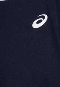 Ναυτικές μπλούζες σπορ σε σκούρο μπλε χρώμα με λεία υφή, με λευκό λογότυπο στο στήθος. Φτιαγμένη από υλικό που απορροφά την υγρασία.