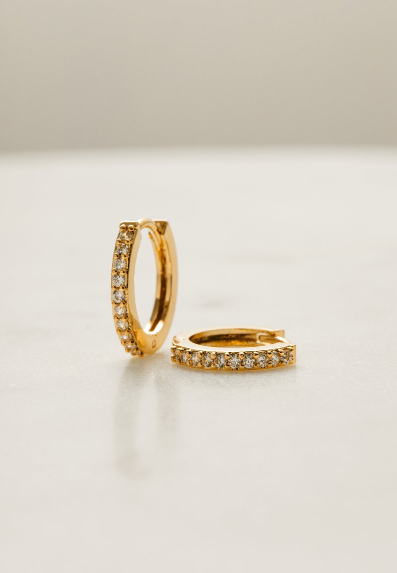 Orecchini con diamanti a cerchio in oro bianco 18k. | GV