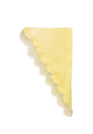 Sciarpa in raso giallo con bordo in pizzo smerlato lungo un lato, esposta piegata in un angolo su sfondo bianco.