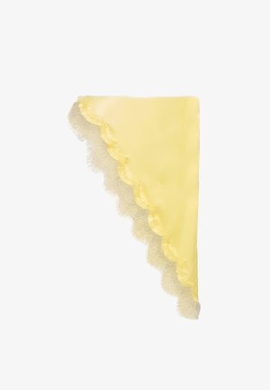 Sciarpa in raso giallo con bordo in pizzo smerlato lungo un lato, esposta piegata in un angolo su sfondo bianco.