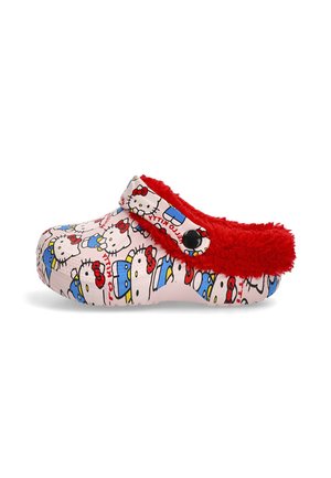 Zueco temático de Hello Kitty con un exterior rosa que presenta coloridos patrones de dibujos animados, un forro rojo de felpa y un acento de botón negro.