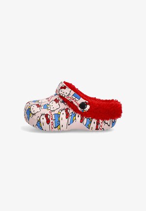 Zueco temático de Hello Kitty con un exterior rosa que presenta coloridos patrones de dibujos animados, un forro rojo de felpa y un acento de botón negro.