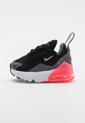 Buty Nike Air Max z czarną cholewką z siateczki, szarymi akcentami, różową poduszką powietrzną oraz kontrastującą białą podeszwą z teksturowanymi wzorami.
