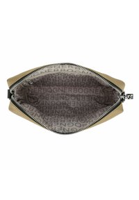 Brun læderpung med sølv lynlås. Indvendigt har den en logo-mønstret foring i beige og brune nuancer. Kompakt, rektangulær form.