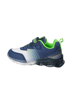 Niebiesko-biały dziecięcy sneaker z neonowo zielonym podszyciem, przezroczystą teksturowaną podeszwą, paskiem na rzep i zieloną pętlą na pięcie.