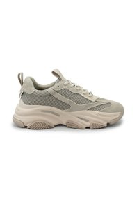 Sneaker grigie chiare con tomaia in rete, dettagli in suede e una suola spessa e strutturata. Presentano lacci rotondi e una piccola linguetta sul tallone per indossarle facilmente.