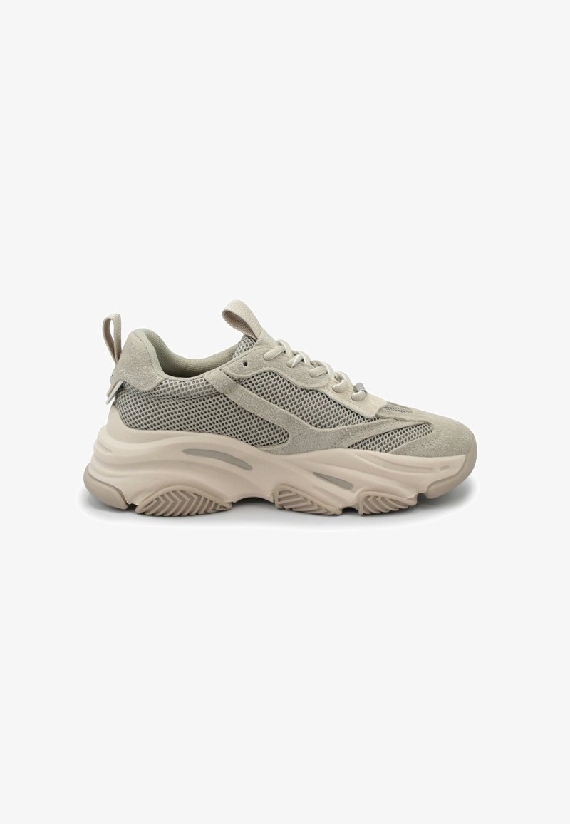 Sneaker grigie chiare con tomaia in rete, dettagli in suede e una suola spessa e strutturata. Presentano lacci rotondi e una piccola linguetta sul tallone per indossarle facilmente.