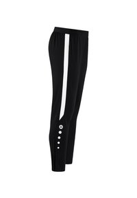 Pantalons de sport noirs avec une bande verticale blanche et des boutons décoratifs sur le bas. Fabriqués dans un matériau lisse et léger.