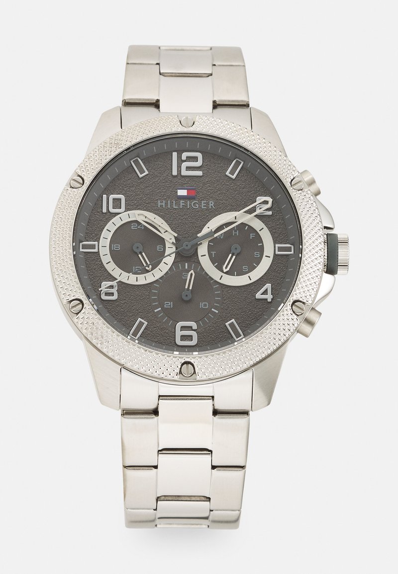 Silberne Edelstahl-Armbanduhr mit einem grauen strukturierten Zifferblatt. Verfügt über große Ziffern, Datumsfunktion und Chronographen-Unterdials.